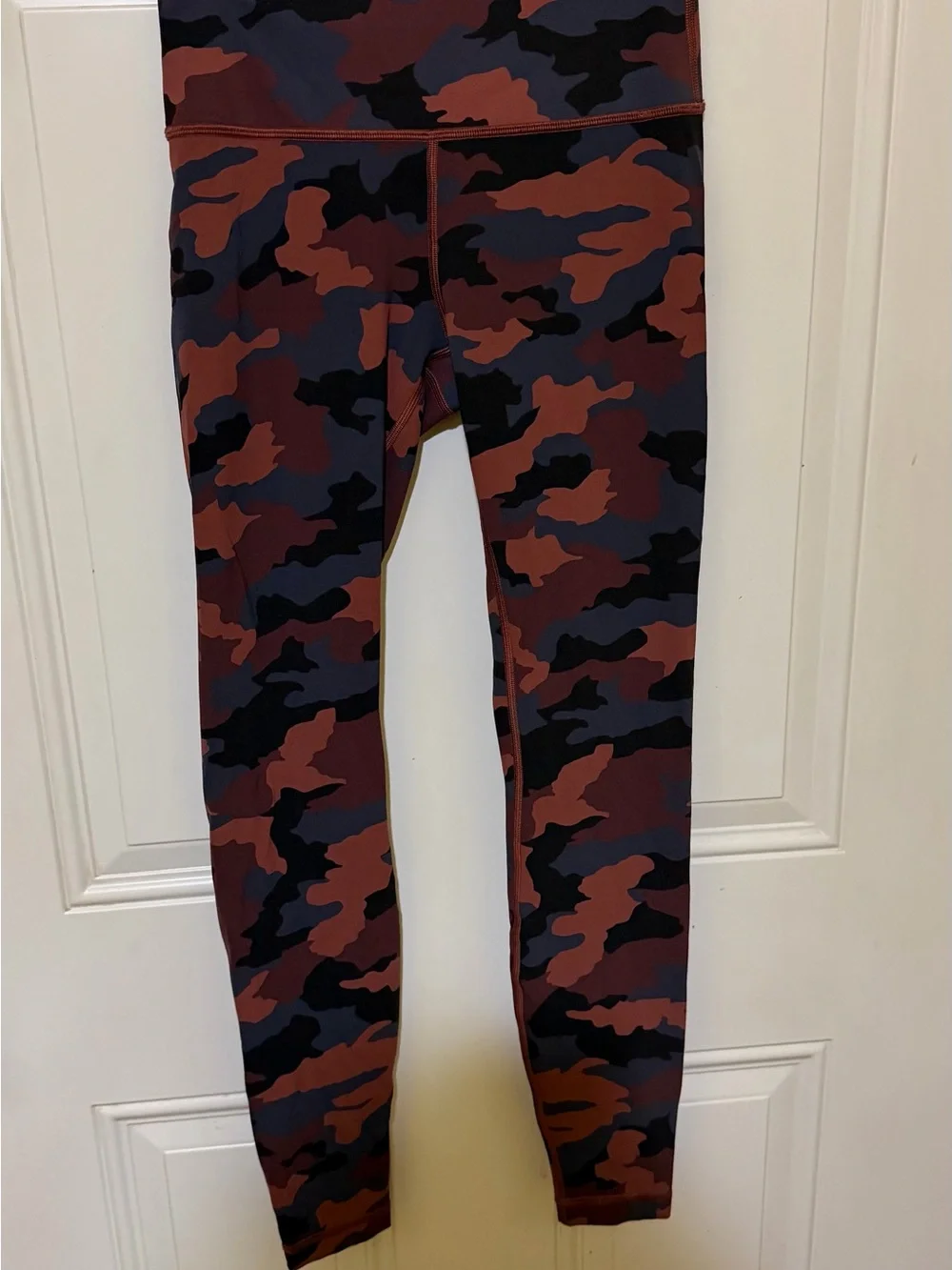 Women’s Lululemon Camo Active Leggings in Rust and Black
